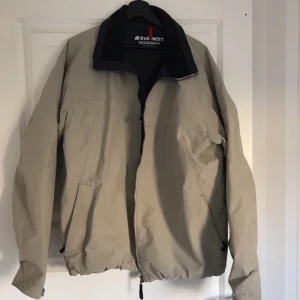 Everest jacka - Allvädersjacka från Everest säljes! Strl XS. Gott skick.