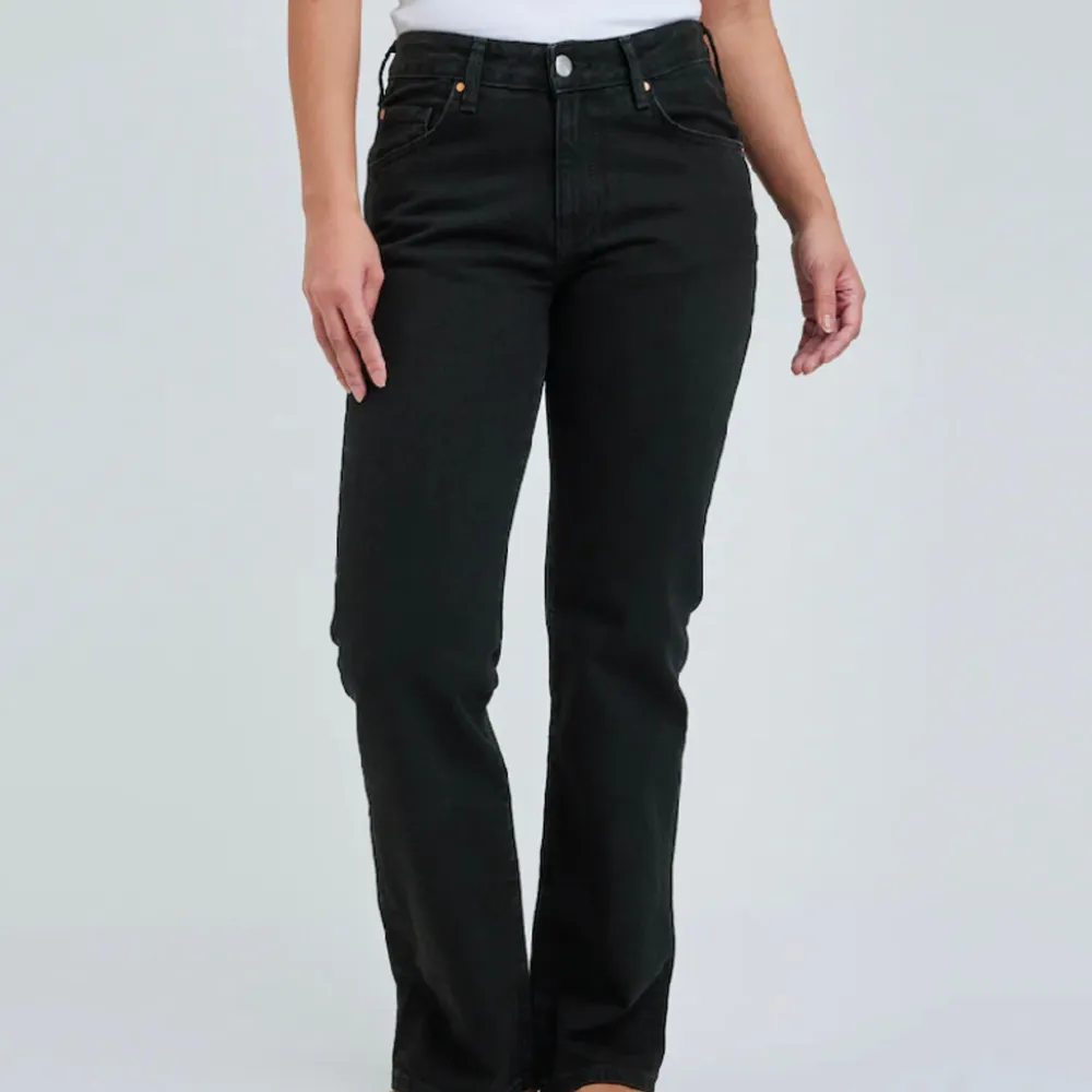 Säljer dessa nästintill oanvända jeansen från BIKBOK. Den är något mellan lowwaist och midwaist skulle jag säga. Sitter super snyggt🤍. Jeans & Byxor.
