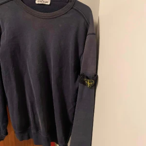 Stone island sweatshirt  - Säljer nu min tröja då den ej kommer till användning längre  Kan gå ner i i pris vid snabb affär! Storlek S 