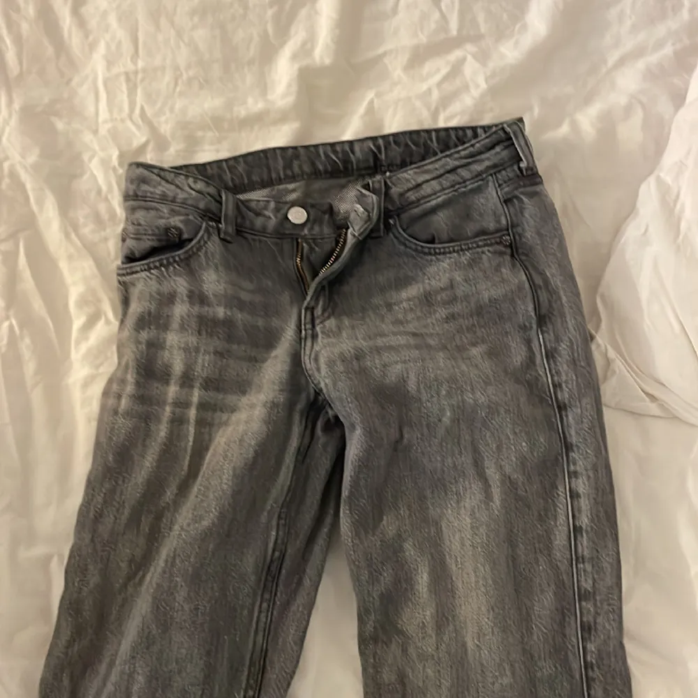 Super fint skick på dessa arrow lågmidjade jeans från weekday. Storlek 25/32 i storlek . Andvänts ca 5 gånger . Gillar inte hur dom sitter på mig därför säljer jag dessa . Ofta slutsålda . Köptes för 600kr. Jeans & Byxor.