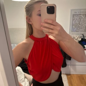 Röd topp Nakd  - Säljer denna röda ursnygga topp från Nakd. Sparsamt använd!