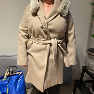 Sanne Alexandra - Kappa från Sanne Alexandra storlek XL. Avtagbar päls.