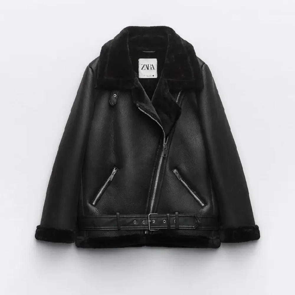 Säljer denna fina jacka från Zara pga använder knappt. Storlek XS men ganska stor så kan bäras av S/M beroende på hur man vill att den ska sitta.   Bor i Stockholm.. Jackor.