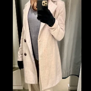 Rutig kappa  - Fin rutig kappa använd fåtal gånger. Bra kappa till våren/hösten. Möts i Umeå eller fraktar. *köparen står för frakten😊 