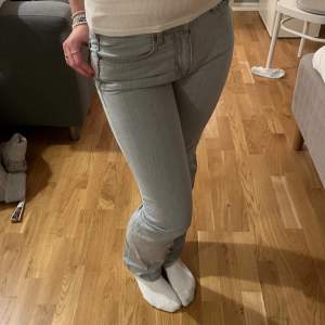 dessa lowwaisted jeans, som är raka i benen, köpa på bikbok för 500 nypris. jag är ca 172 och de passar mig bra i längden. inte använda så jättemycket, inga skador förutom en väldigt liten brun fläck på framsida lår, men man ser knappt den. 