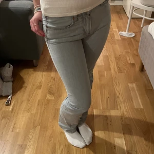 lågmidjade jeans  - dessa lowwaisted jeans, som är raka i benen, köpa på bikbok för 500 nypris. jag är ca 172 och de passar mig bra i längden. inte använda så jättemycket, inga skador förutom en väldigt liten brun fläck på framsida lår, men man ser knappt den. 