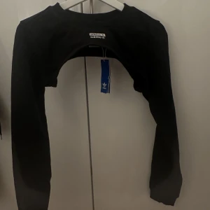 Croppad top  - Croppad top från Adidas. Helt ny med prislapp kvar. Skitsnyggt med ett linne under! 🤍