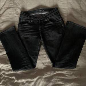 Svarta lågmidjade bootcut jeans, från början från Lindex men köpta second hand 💗inga fel på de men passar mig ej längre därmed säljer jag de!  (Jag är 170 cm o de passar i längden)