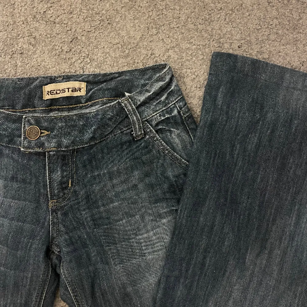 lågmidjade bootcut jeans som jag köpte här på plick men tyvärr var för små, annars i fint skick!💞 (andra bilden är lånad) i byxorna står det W28 L32 men dem är mer som W26 L30. Midjemått: ca 38 cm rakt över, innerbenslängd: ca 76 cm!. Jeans & Byxor.