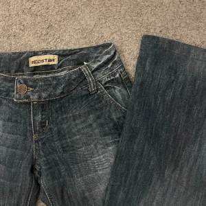 lågmidjade bootcut jeans som jag köpte här på plick men tyvärr var för små, annars i fint skick!💞 (andra bilden är lånad) i byxorna står det W28 L32 men dem är mer som W26 L30. Midjemått: ca 38 cm rakt över, innerbenslängd: ca 76 cm!