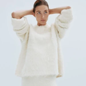 stickad tröja hm - såå fin stickad tröja från hm! jätte varm o gosig ,endast använd 1 gång!!slutsåld i alla storlekar, köpt för 449, säljer pga har en annan vit stickad💗