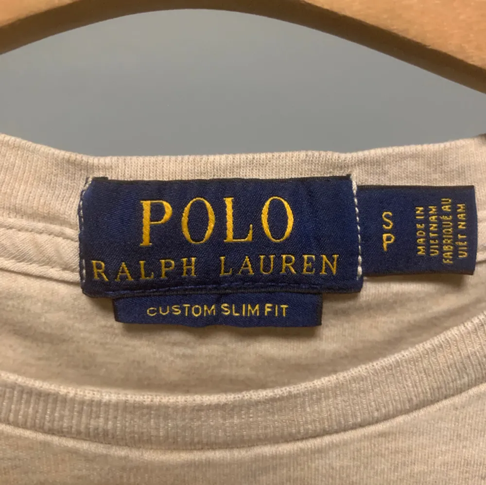 Fet Ralph Lauren t-shirt i mycket bra skick, säljer pga rensning av garderoben. Tveka inte på att skriva vid frågor😁. T-shirts.