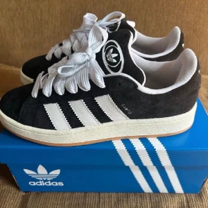 Adidas campus 00s - Säljer mina Adidas Campus 00’s skor, vill ha en annan färg. Inga defekter. Box tillkommer ej. Sänker priset vid direkt och snabb affär. Skriv för fler bilder. Storlek 38 men passar 38,5❤️