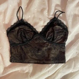 Mesh topp - Mesh topp med svart spets över ett beige tyg. S men passar även XS