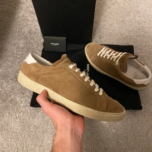Saint Laurent Skor - Tjena säljer dessa feta YSL skor. Nypris: 6000kr. Mitt pris: 2699kr. Skick: 9/10. Använda max 5 gånger. 