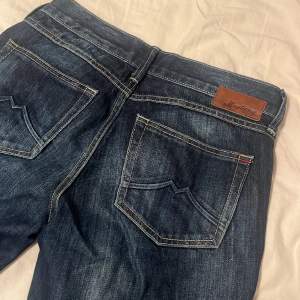 Snygga jeans från Mustang, medium/lowrise. Straight leg/bootcut beroende på storlek. Säljer då de blivit lite små för mig. 