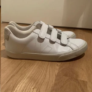 Veja skor - Säljer dessa äkta skor från veja med kardborreband! Väldigt fint skick