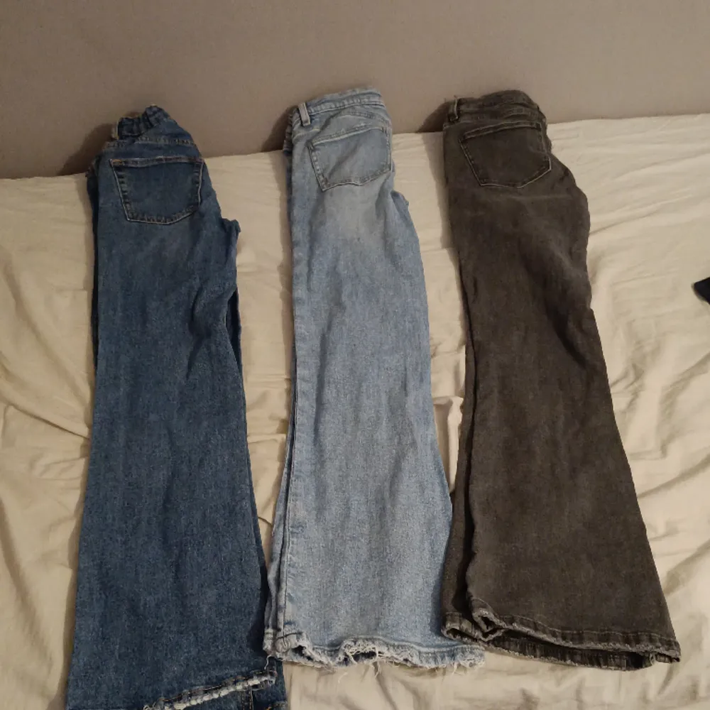 Köpta för 900kr tsm. säljer pågrund av att dem är för, för små. Dem grå jeansen har slits. Alla jeansen är ifrån Fina Tricot och är i storlek 146.. Jeans & Byxor.