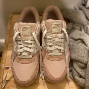 Nike air max - Rosa nike air max som jag hade när jag gick ifrån bilen 1 gång sen har dom inte blivit använda. Storlek 40