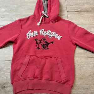 Truey hoodie - Tvär fet truey hoodie🤤🤤dripped asl but need to sell för den passar nt mig cause im too fat😂😂Size M på tag men passar lite mindre, mer som en S🐊💯pris ej diskuterbart på denna cause its already cheap asl😂🙏pm för fler bilder💯🏡‼️KÖPARE STÅR FÖR FRAKT‼️