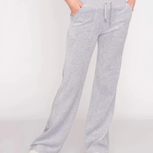 Gråa juicy byxor - Säljer mina snygga juicy byxor🤍Använda max 3 gånger så är i princip helt nya🤍Nypris:1200kr