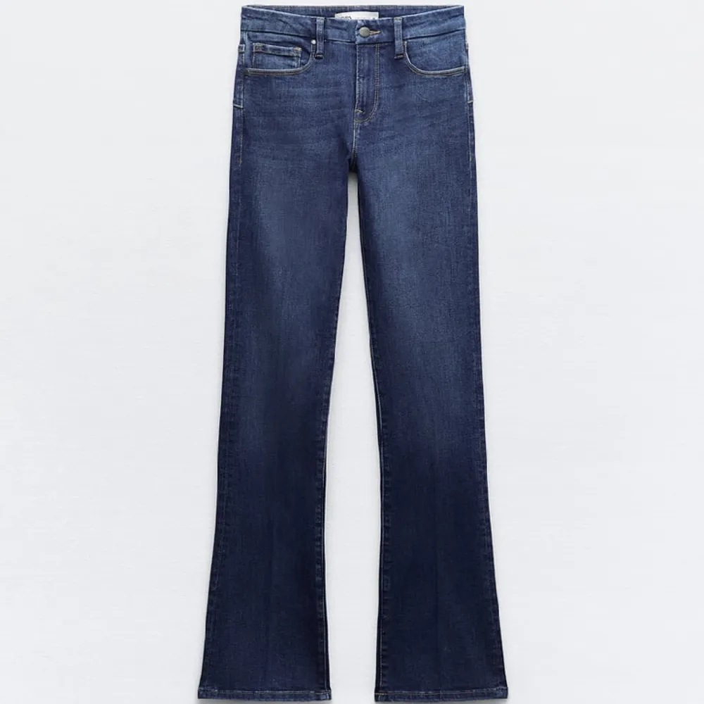 Säljer dessa blå låg midjade jeans från zara då dem tyvär inte passa mig storleken är 40 men passar också 38 annars är dem jätte fina❤️ . Jeans & Byxor.
