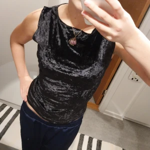 Velour topp - Velour topp från humana! Den är insydd vid ryggen!