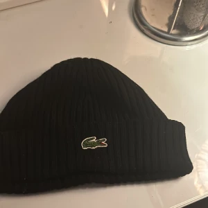 Mössa från Lacoste  - En mössa från Lacoste, köpte från zalando. Fint skick, använt några gånger.
