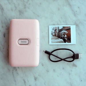 Instax mini link - Säljer min älskade Instax mini link som jag endast använt fåtal gånger. Lätt att koppla till mobilen via bluetooth. Den är som ny och är i toppskick✨ Nypris: 1250 kr på Elgiganten 