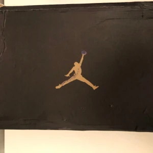 Jordan 1 - Hej! Säljer mina jordans 1 använda en gång bara, krisskydd ingår med, priset går att diskutera vid snabb affär!