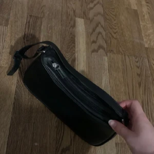 Svart axelremsväska  - Fin svart axelremsväska 