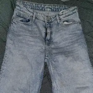 Ett par wideleg jeans som var köpts ifrån Monki ett par år tillbaka. Sparsamt använda och i bra skick!
