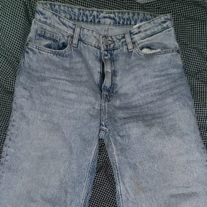 Wide leg jeans - Ett par wideleg jeans som var köpts ifrån Monki ett par år tillbaka. Sparsamt använda och i bra skick!