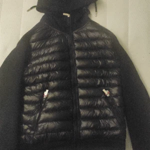 Moncler cardigan  - Hej jag vill sälja min Moncler cardigan har ingen användning av den längre