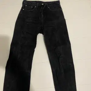 svarta jeans ifrån Weekday, dom är raka