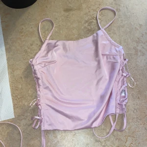 Bikbok linne rosa - Säljer detta otroligt populära linne från bikbok. Storlek S men kan spännas åt till XS