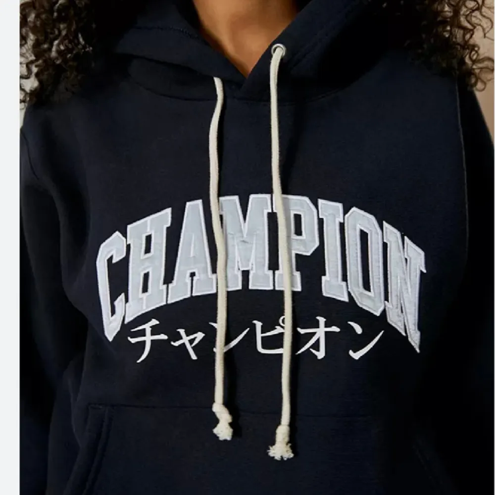 Supersnygg champion hoodie passar både tjej och kille.  Deras Champion UO Exclusive Navy Japanese Varsity hoodie.  Väldigt lite använd!  Skriv för egna bilder så kan jag fixa 🙌🏻. Hoodies.