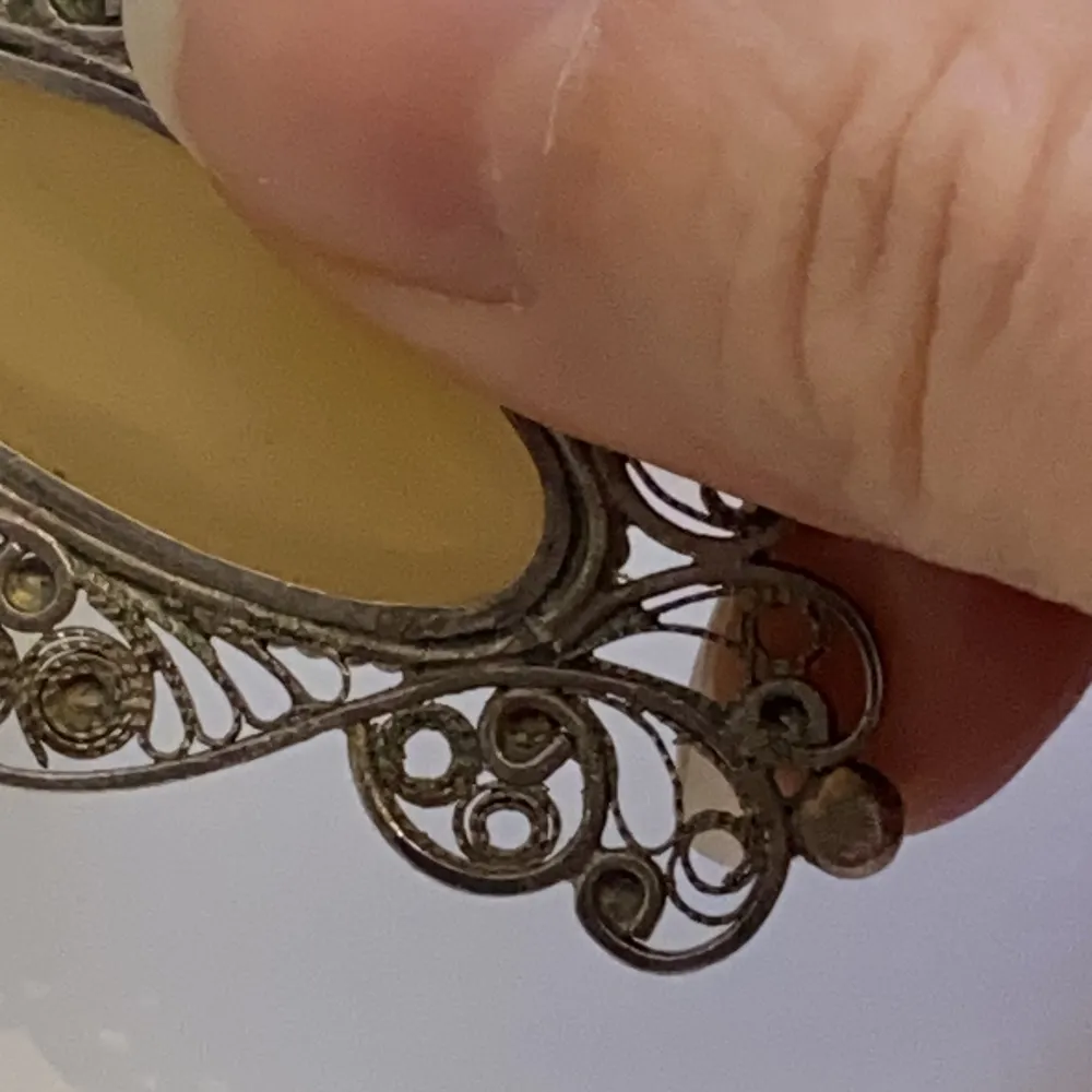 Vintage halsband med berlock i silver och vacker agatsten  Kedjan är inte silver . Accessoarer.