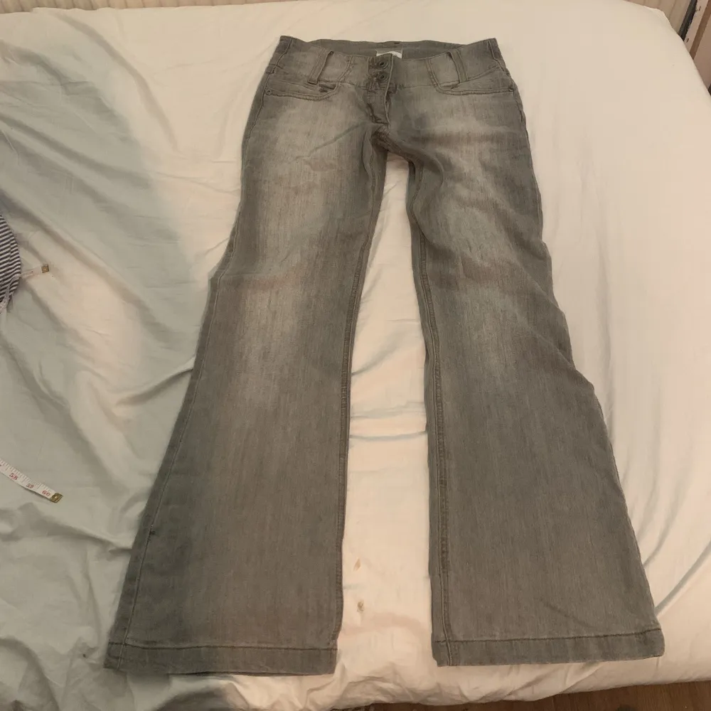 Lowaist bootcut jeans. Innerbenslängd 80cm (jag på bilden är 170cm) midjemått 40cm rakt över. Jeans & Byxor.