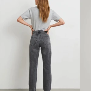Highwaist jeans - Grå highwaist jeans från Gina tricot. Raka ben. Mycket bra skick!