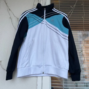 Adidas tracksuit - En track tröja/hoodie från adidas. Hårt material som håller länge ser så gott som ny🤩