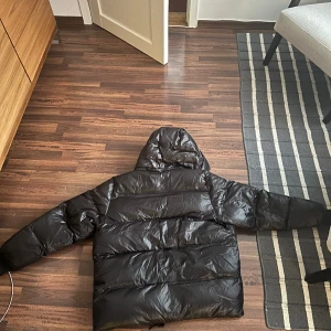 Glansig Vinterjacka  - Säljer min vinterjacka eftersom den inte används. Perfekt vinterjacka! Köpt för 1700kr säljer för 870kr. 