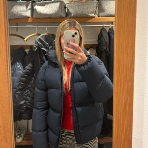 Dunjacka  - Säljer min superfina peak performance jacka då den inte kommer till användning längre🎀 Supervarm, håller upp till -42 grader❄️ Vid intresse skickar jag gärna fler bilder! 