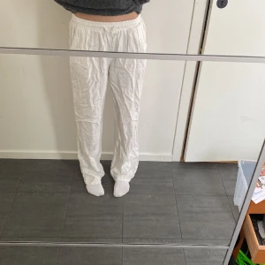 Vita linnebyxor - Vita linnebyxor från Lindex. Byxorna är använda fyra gånger och har inga defekter. Säljer pga ingen användning. Orginalpris: 400 kr.
