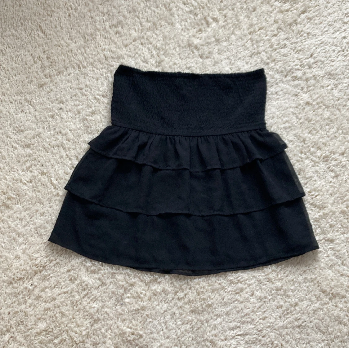 Svart volangkjol från Gina tricot