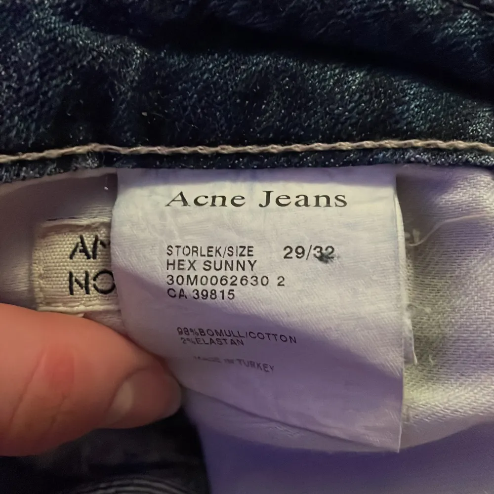 Acne jeans som glömts bort i garderoben, supersnygga dock. Jeans & Byxor.