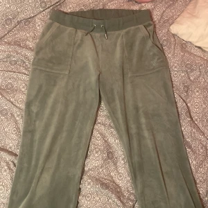 Juicy couture Chinos green - Sköna, bra skick. Dock så är ena metall biten på snöret har lossnat. Därför så lågt pris men annars riktigt sköna och bra skick övrigt.