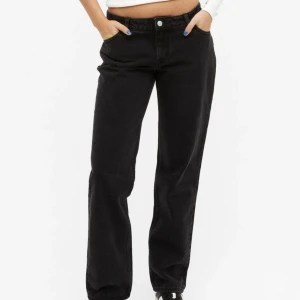 lågmidjade jeans - säljer dessa lågmidjade jeans från monki i storlek 24/32. I nyskick och använda ca 4-5 gånger, säljer pga av att jag växt ur dom💓