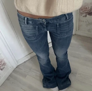 Lågmidjade jeans  - säljer ett par skit snygga lågmidjade jeans! dom har fickor där fram vilket är en så cool detalj!! midjemått är 79cm men stretchiga och innerbenslängden är 85 cm❤️
