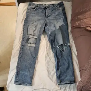 Jeans med hål på framsidan av bena (designade så) passar inte längre, dem är för stora. Upplevs vara XLoch har mycket streatch. 